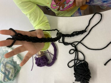 Weaving with yarn and fingers